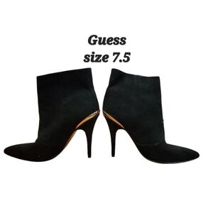 NWOT Guess Suede Ankle Boots Heels With Gold Trim Logo &  Zipper Size 7.5